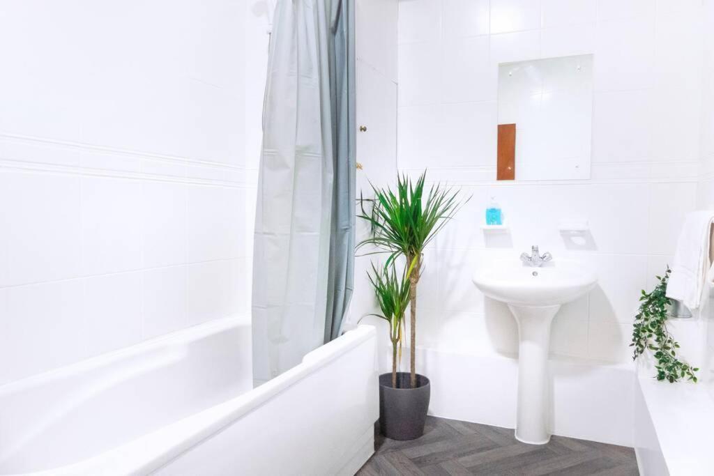 Apartment Up To 9 Close To Centre, Big Tv And Wifi Cardiff Luaran gambar